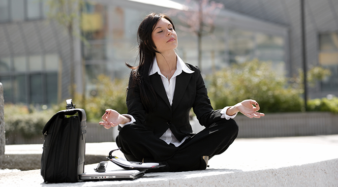 Etre zen au travail est un état d’esprit. Si vous décidez de faire les choses calmement sans vous stresser, vos journées se passeront dans un état de bien-être et de sérenité.