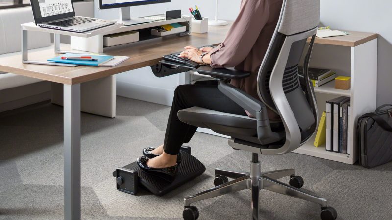 Le repose-pieds de bureau permet une position optimum devant l’ordinateur
