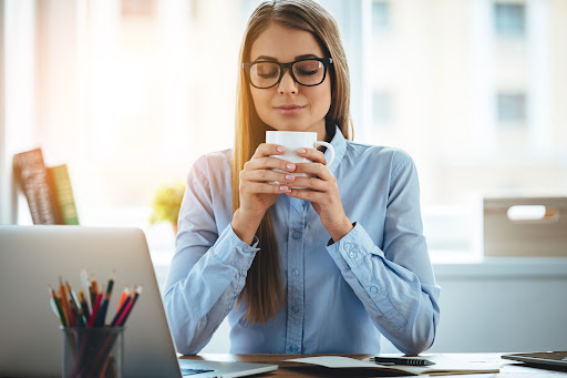 Rester zen au travail : 7 rituels pour apaiser le stress quotidien