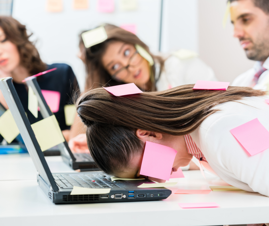 Découvrez comment la gestion du stress au travail combine approches individuelle et collective. T
